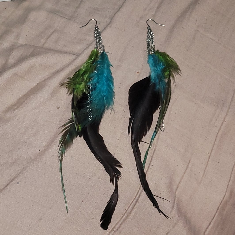 Silver feathered dangle earrings green/aqua